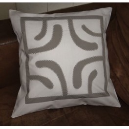 Housse de Coussin Carré 40cm Croix marquisienne Blanc fond Gris