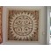 Tifaifai Carre 90cm Soleil Tiki Ecru fond Marron rouge